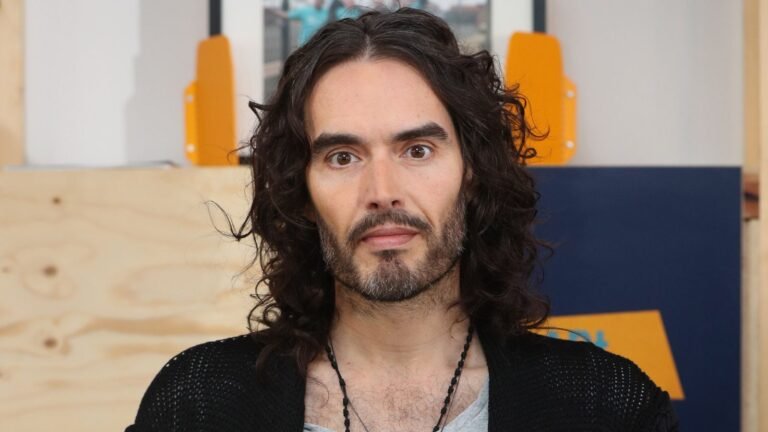 Politie onderzoekt beschuldigingen tegen Russell Brand en heeft dossier overgedragen aan het OM