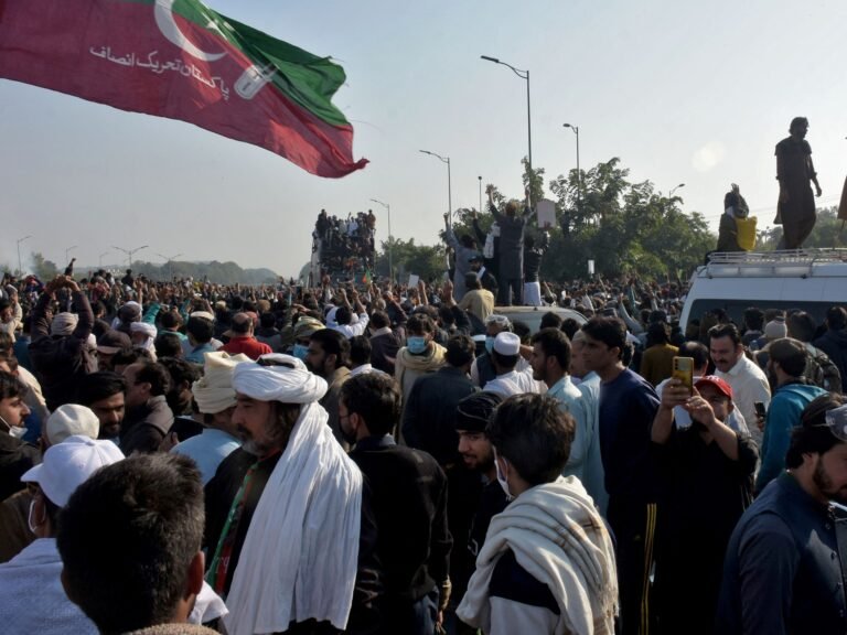 Protesters Begeven Zich Naar Islamabad om Vrijlating van Ex-Premier Imran Khan te Eisen