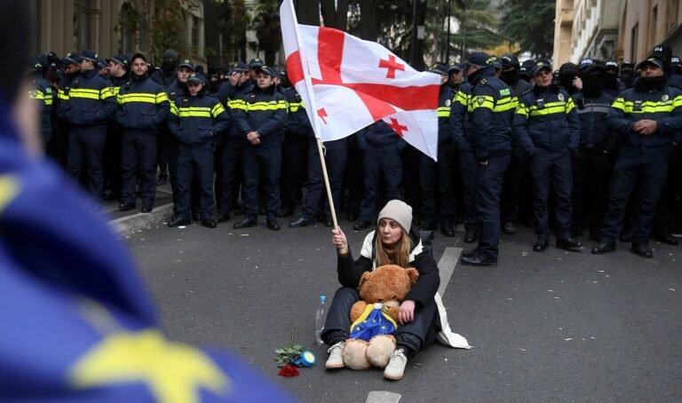 Protesters van de oppositie demonstreren voor het parlement van Georgië