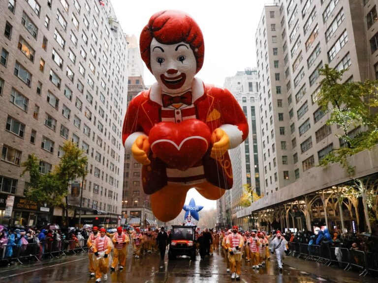 Regen en protest verstoren Macy's jaarlijkse Thanksgiving Parade in New York