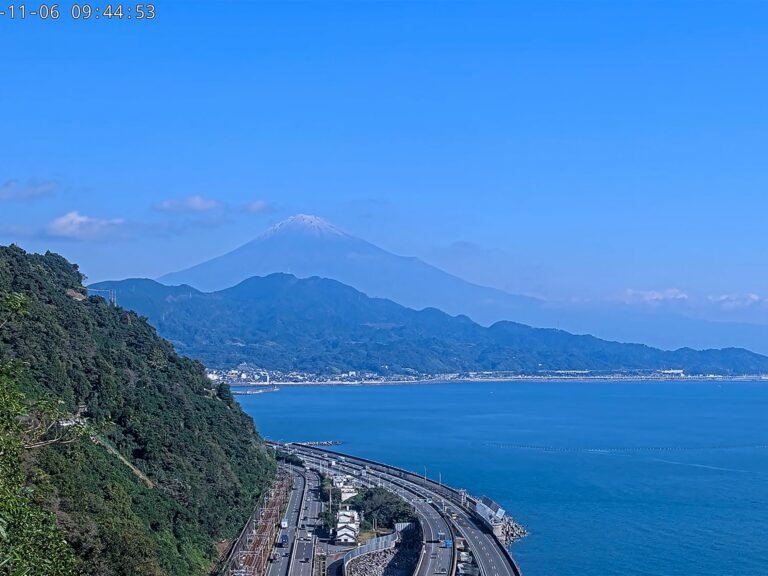 Sneeuw bedekt Japan's Mount Fuji na recordlange droogte