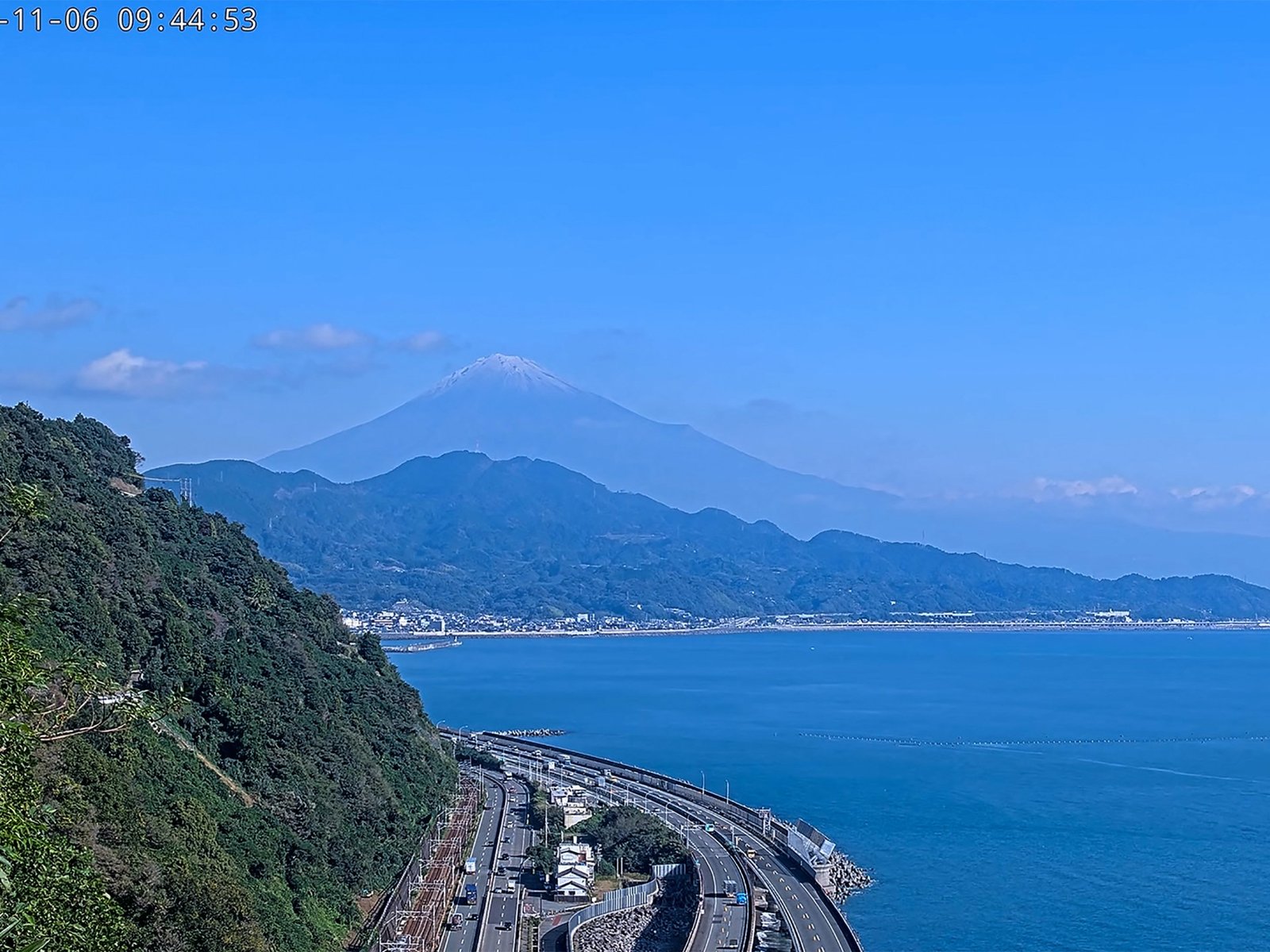 Sneeuw bedekt Japan's Mount Fuji na recordlange droogte