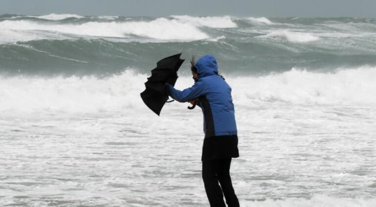 Stormachtig Begin van de Week, Daarna Rustig Herfstweer