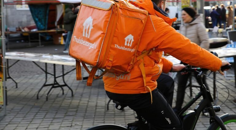 Thuisbezorgd begint met de bezorging van seksspeeltjes in Groningen en Den Haag