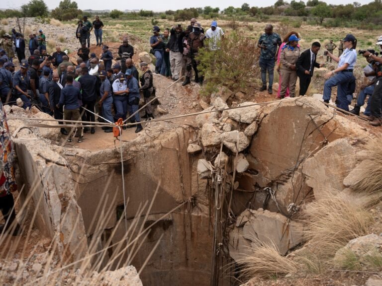 Tieners ontsnappen uit illegale goudmijn in Zuid-Afrika