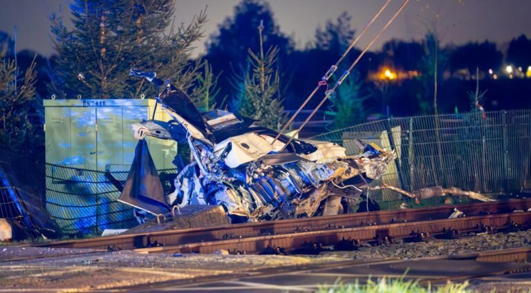 Trein botst op auto tijdens politieachtervolging in Berghem; Twee doden