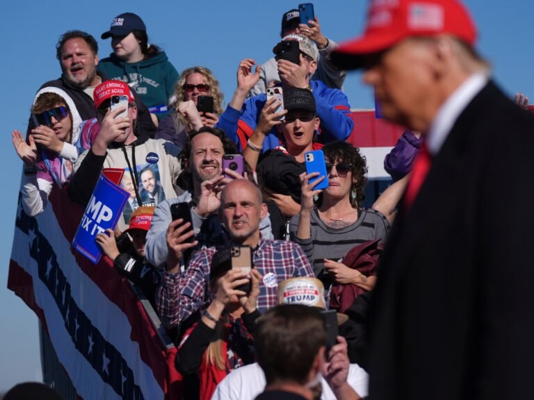 Trump bekritiseert media in Pennsylvania terwijl Harris campagne voert in Michigan