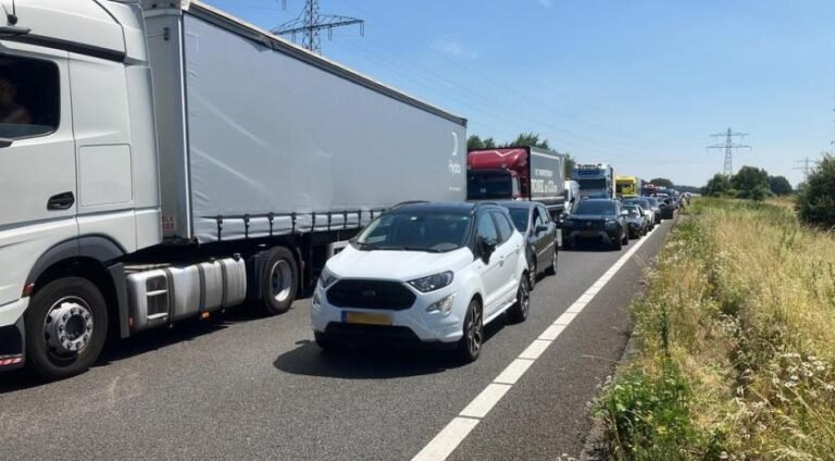 Twee vrachtwagenchauffeurs gearresteerd na ongeluk op A4 bij Woensdrecht, twee doden en één gewonde