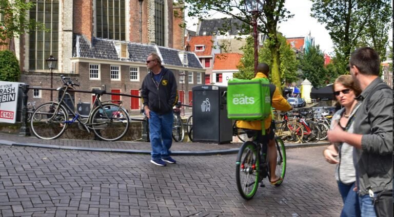 Uber Eats schakelt over van freelancers naar tijdelijke werknemers voor bezorgdiensten