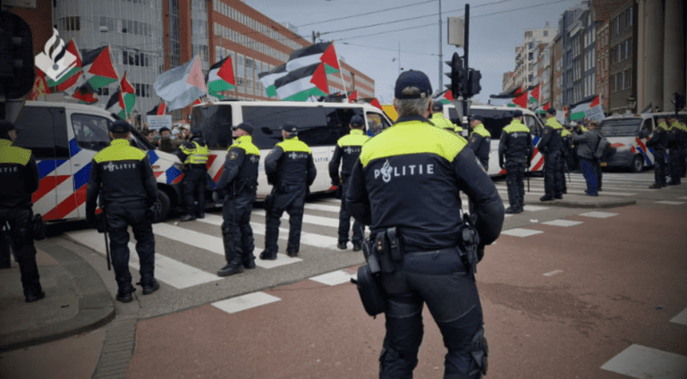 Verdachten van geweld in Amsterdam nog steeds niet geïdentificeerd na vrijgave van beelden door de politie