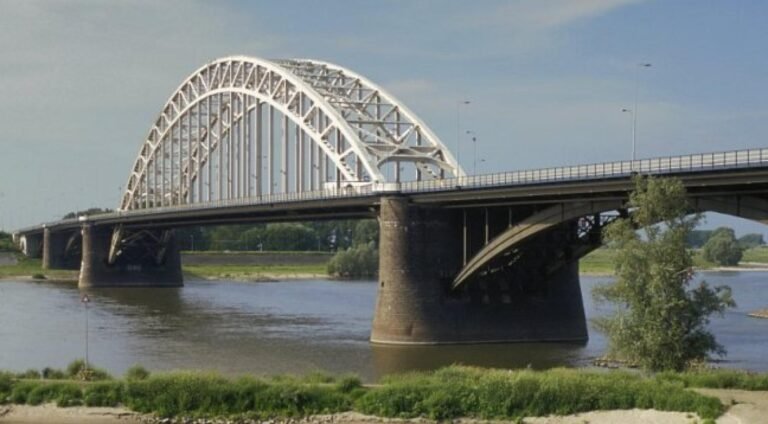 Vrouw vast op brug in Nijmegen na grap; Verkeerschaos ontstaat