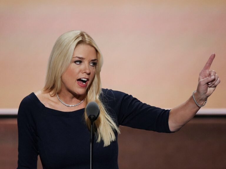 Wie is Pam Bondi, de nieuwe genomineerde van Trump voor de Amerikaanse procureur-generaal?