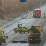 Winterse weersomstandigheden veroorzaken grote verkeersopstoppingen rond Arnhem; Weggebruikers aangespoord het gebied te vermijden