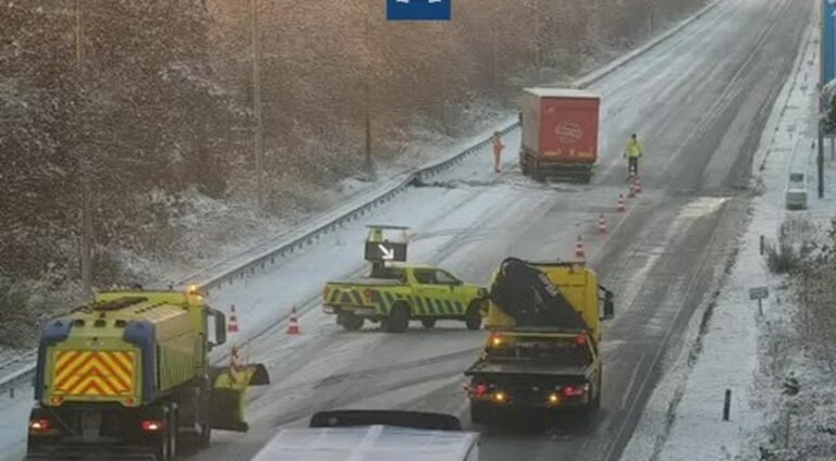 Winterse weersomstandigheden veroorzaken grote verkeersopstoppingen rond Arnhem; Weggebruikers aangespoord het gebied te vermijden