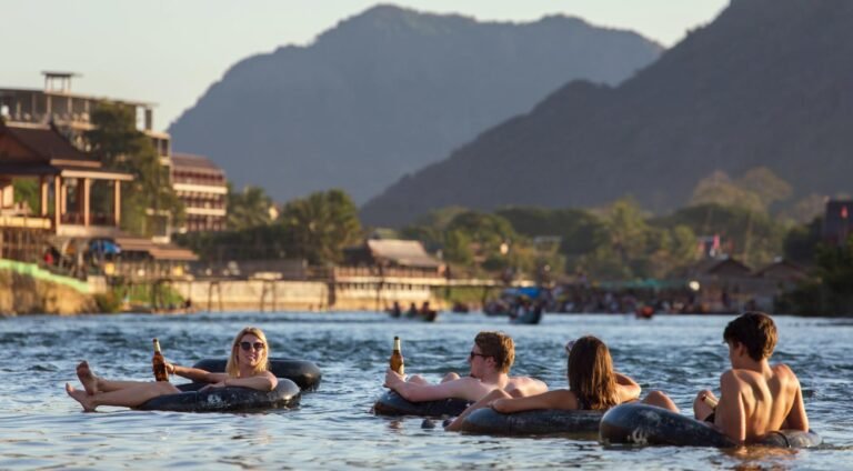 Zesde persoon sterft door methanolbevattende cocktails in Laos; Nederlandse vrouw ontslagen uit ziekenhuis