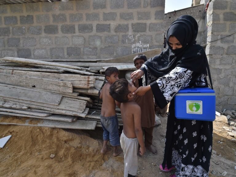 Zeven doden, waaronder vijf kinderen, bij aanval op poliovaccinatiecampagne in Pakistan