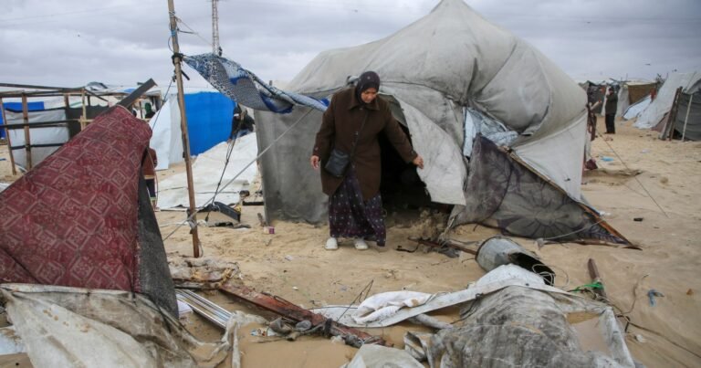 ‘Nu doden de regen en kou ons’: Overstromingen verergeren de ontberingen in Gaza