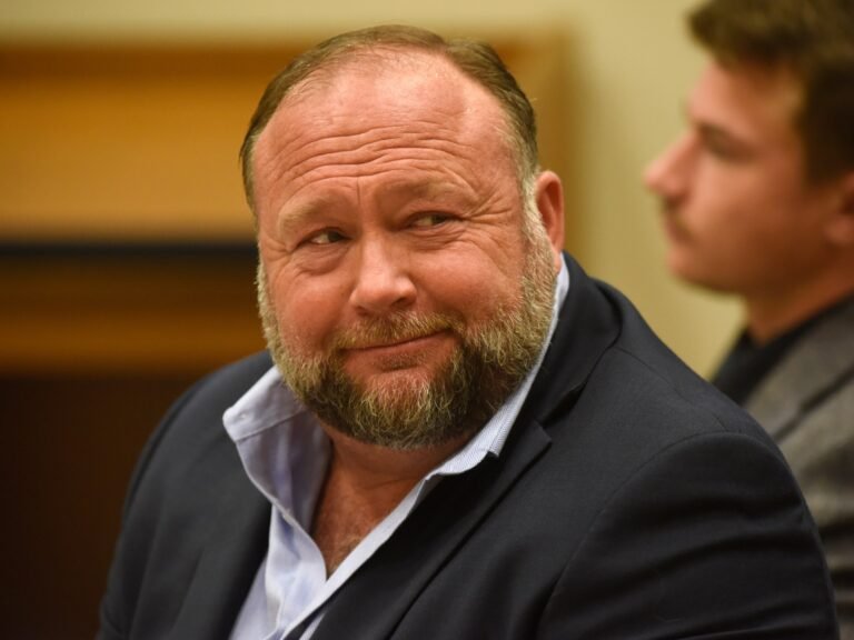 Amerikaanse rechter wijst aankoop van Alex Jones' Infowars door The Onion af