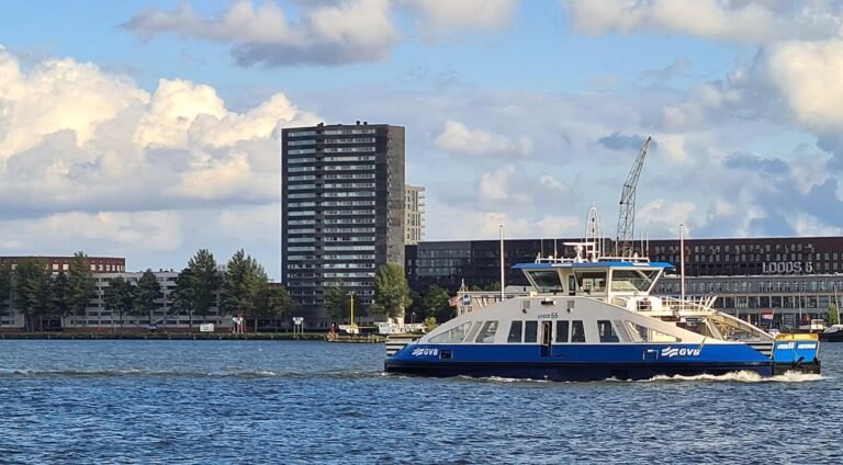 Amsterdam Plant Uitbreiding van Veerdiensten Door Toenemende Verkeersdrukte