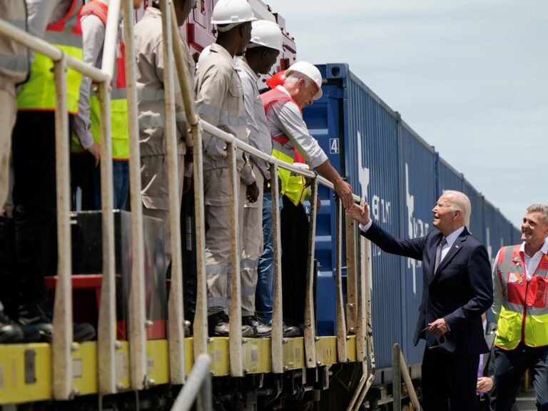 Biden bezoekt Angolese spoorwegproject om handelsverbindingen tussen Afrika en het Westen te versterken