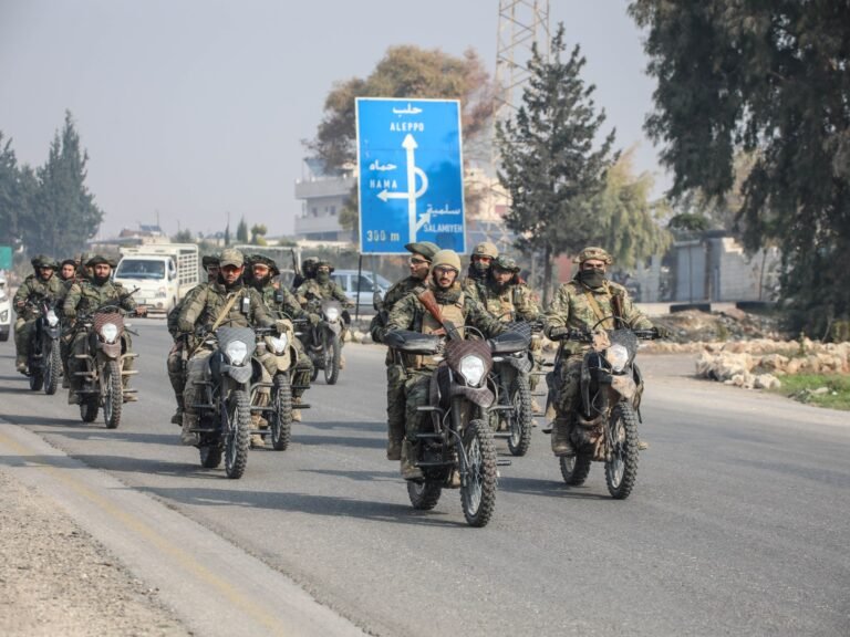 Duizenden Vluchten uit Homs, Syrië terwijl Oppositietroepen Naderbij Komen