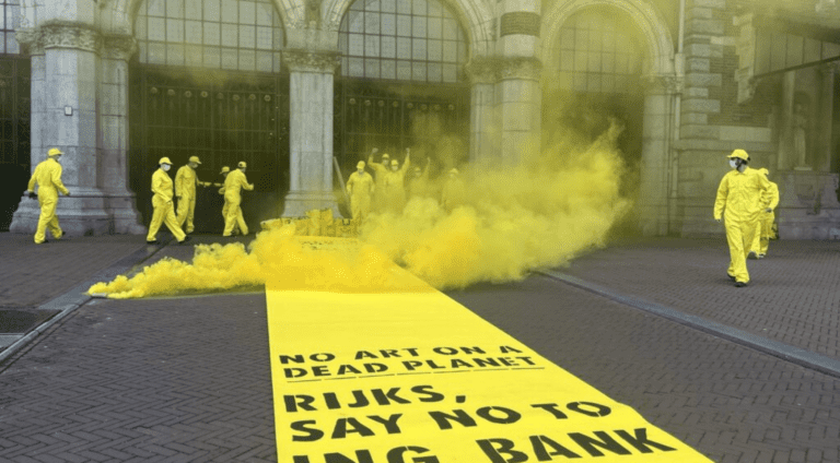 Extinction Rebellion Protesteert bij Rijksmuseum Tegen Sponsoring door ING