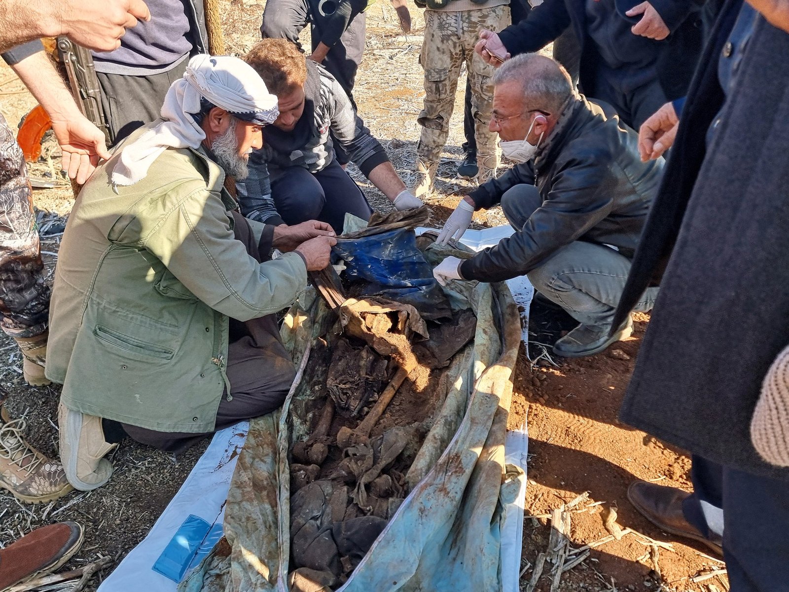 Foto's: Duizenden Lichamen Ontdekt in Massagraven in Syrië