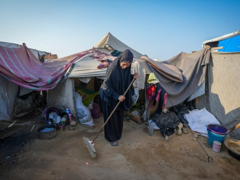 Foto's: Geen privacy, voortdurende strijd voor vrouwen in de tentenkampen van Gaza