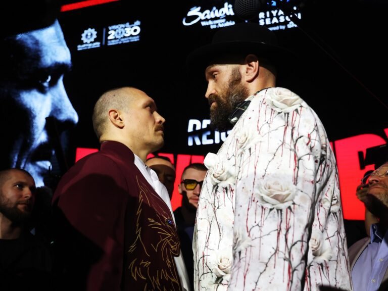 Fury en Usyk uit elkaar gehaald na 11 minuten durende confrontatie tijdens persconferentie in Riyad