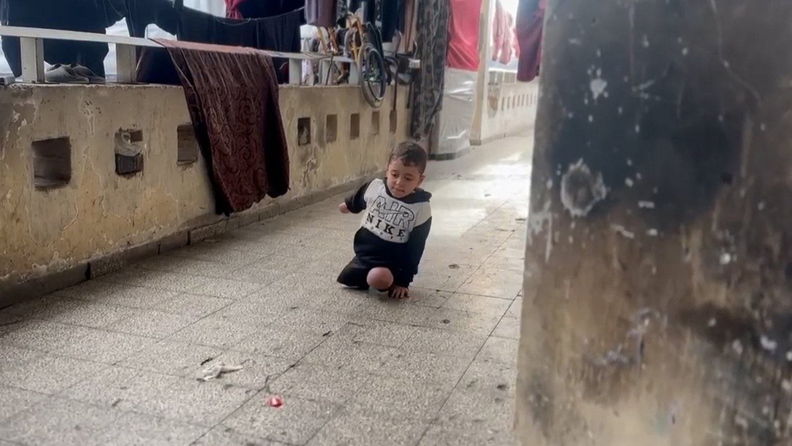 Gehandicapt jongetje in Gaza droomt ervan om met vrienden te spelen