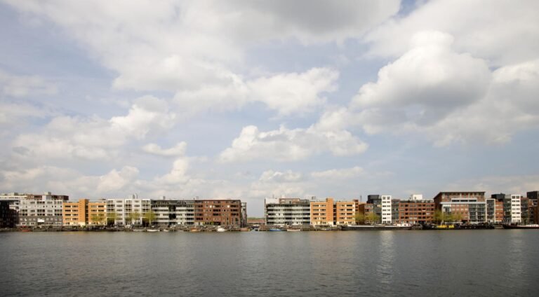 Gemiddeld inkomenshuishoudens hebben pech in grote steden; 450 kandidaten per woning in Amsterdam