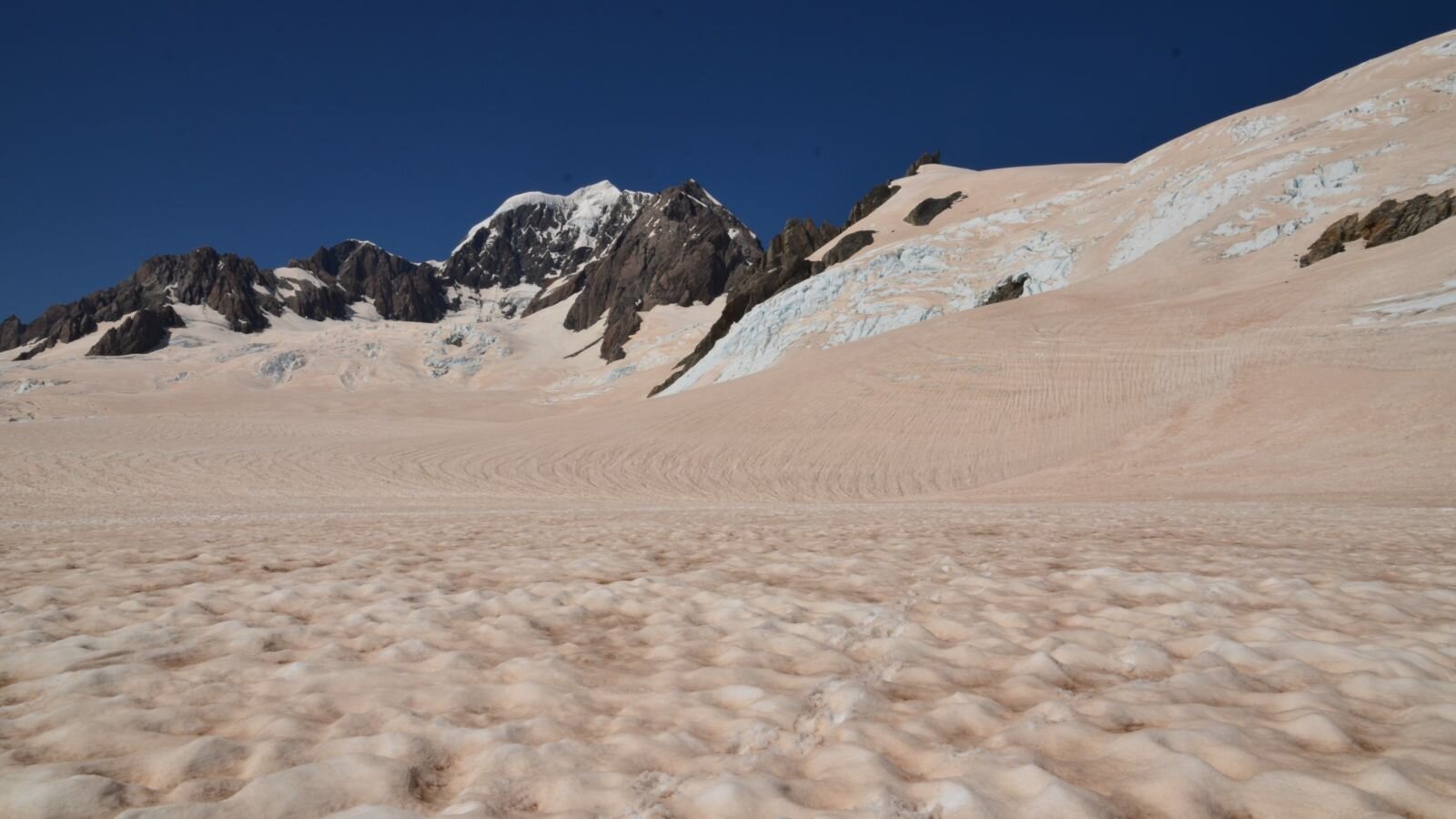 Geochemische Analyse Onthult Oorsprong van Rode Stof die de Zuidelijke Alpen van Nieuw-Zeeland Bedekte