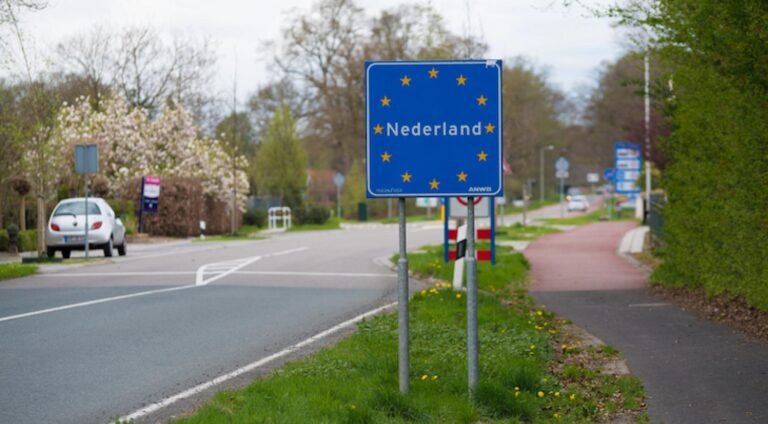 Grenscontroles in Nederland starten maandag: Beslissing bekritiseerd door tientallen burgemeesters en experts