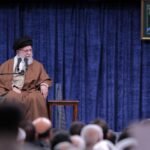 Iran's Khamenei noemt afzetting al-Assad een 'complot' van VS en Israël, wijst naar 'buurland'