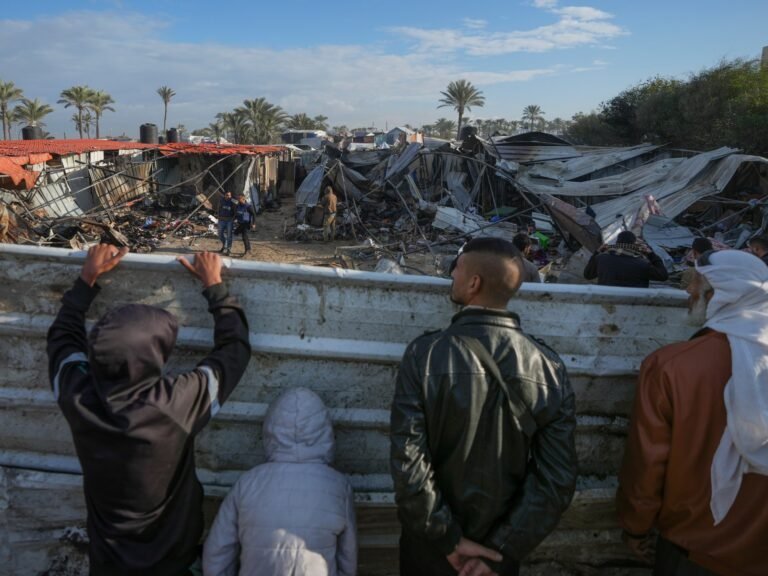 Israëlische aanvallen op Gaza doden tientallen terwijl Hamas-functionaris zegt dat gesprekken hervatten