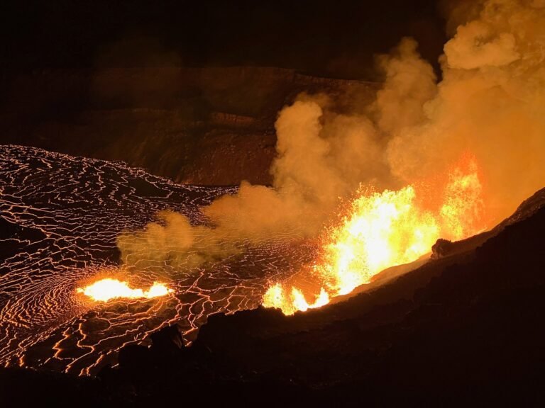 Kilauea-vulkaan in Hawaii eruptie: Lava spuit de lucht in