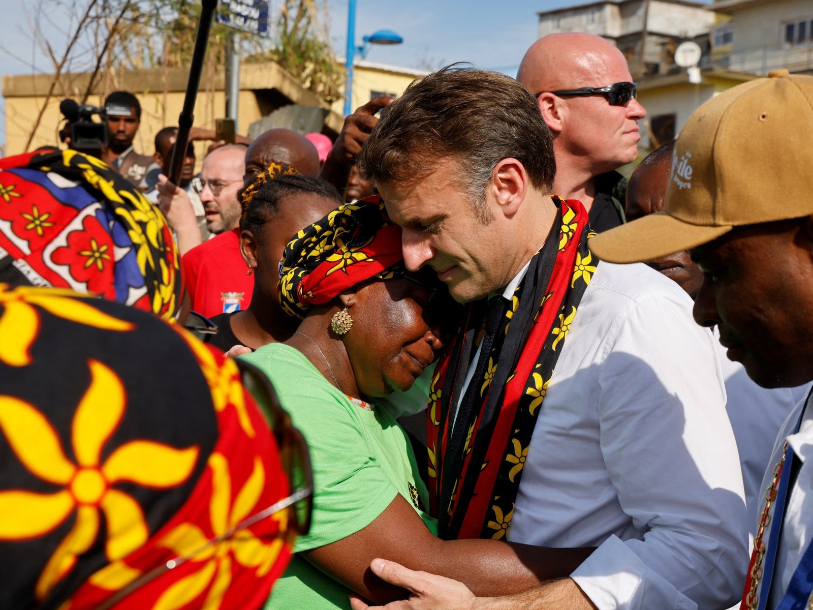 Macron onderzoekt de verwoesting door de cyclus in Mayotte