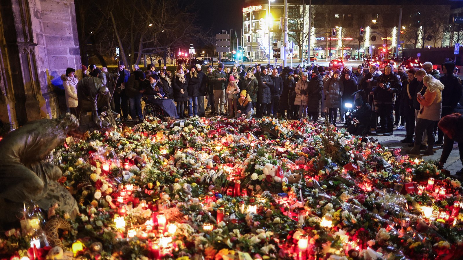 Menigte rouwt om slachtoffers van dodelijke aanrijding bij Duitse kerstmarkt