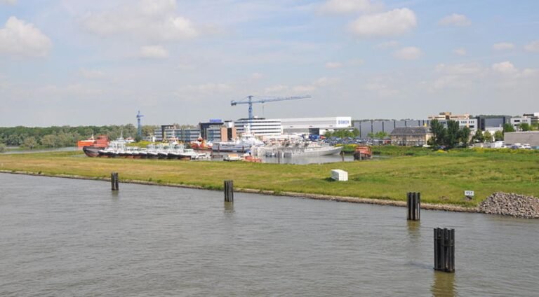 Nederlandse scheepsbouwer Damen beschuldigd van handel met Rusland ondanks sancties