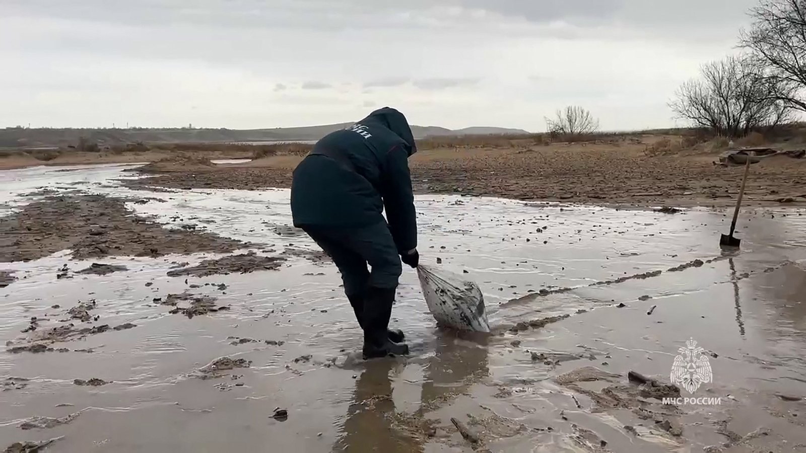 Olie spoelt aan op de kust van de Zwarte Zee in Rusland na tankerlek