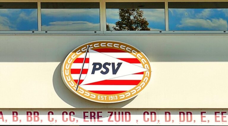 PSV Behoudt Eredivisie Dominantie met 6-1 Overwinning op FC Twente