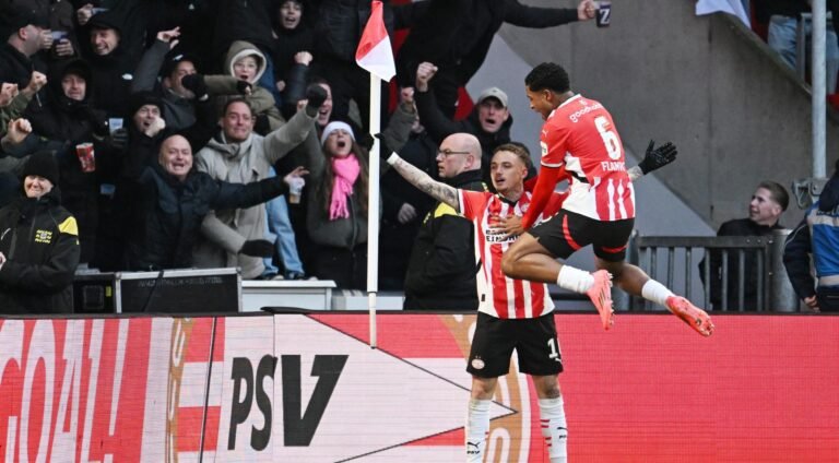 PSV Versterkt Voorsprong op Feyenoord met Dominante 3-0 Overwinning