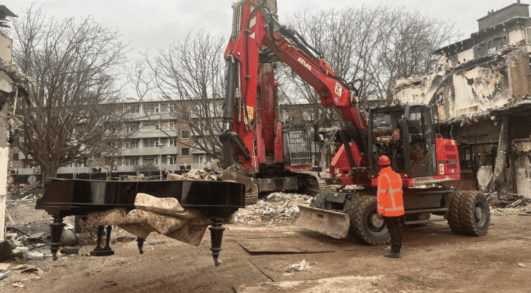 Piano Gered uit Wrakstukken van Tarwekamp Explosie