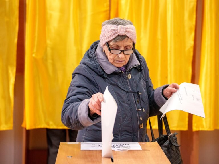 Roemenen stemmen in parlementaire verkiezingen terwijl de extreemrechtse partij hoopt op winst