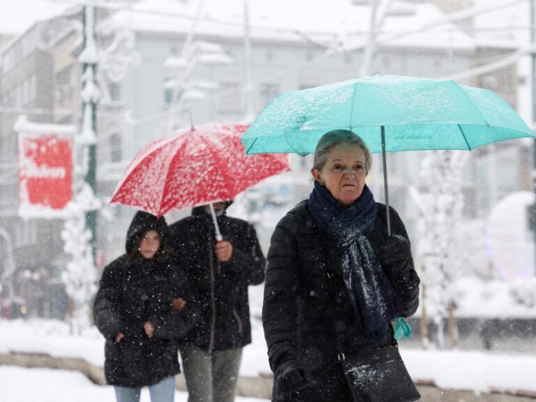 Sneeuwstorm op de Balkan laat tienduizenden huishoudens zonder stroom