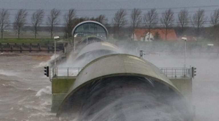 Stormvloedkeringen Sluiten Door Ernstig Weer in Nederland