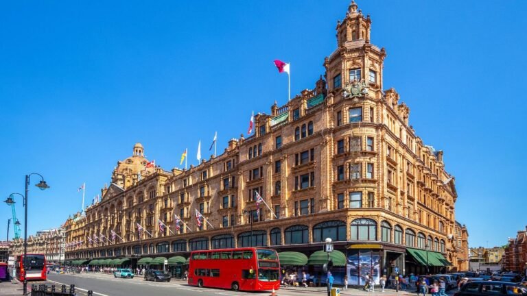 Topwinkel Harrods in Londen voert toegangskosten in nu de kerstdrukte nadert