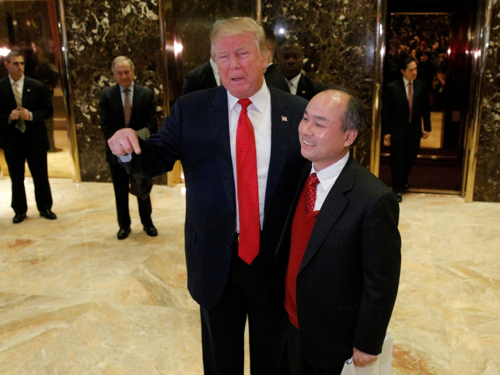 Trump en SoftBank CEO Masayoshi Son kondigen $100 miljard investering in de VS aan