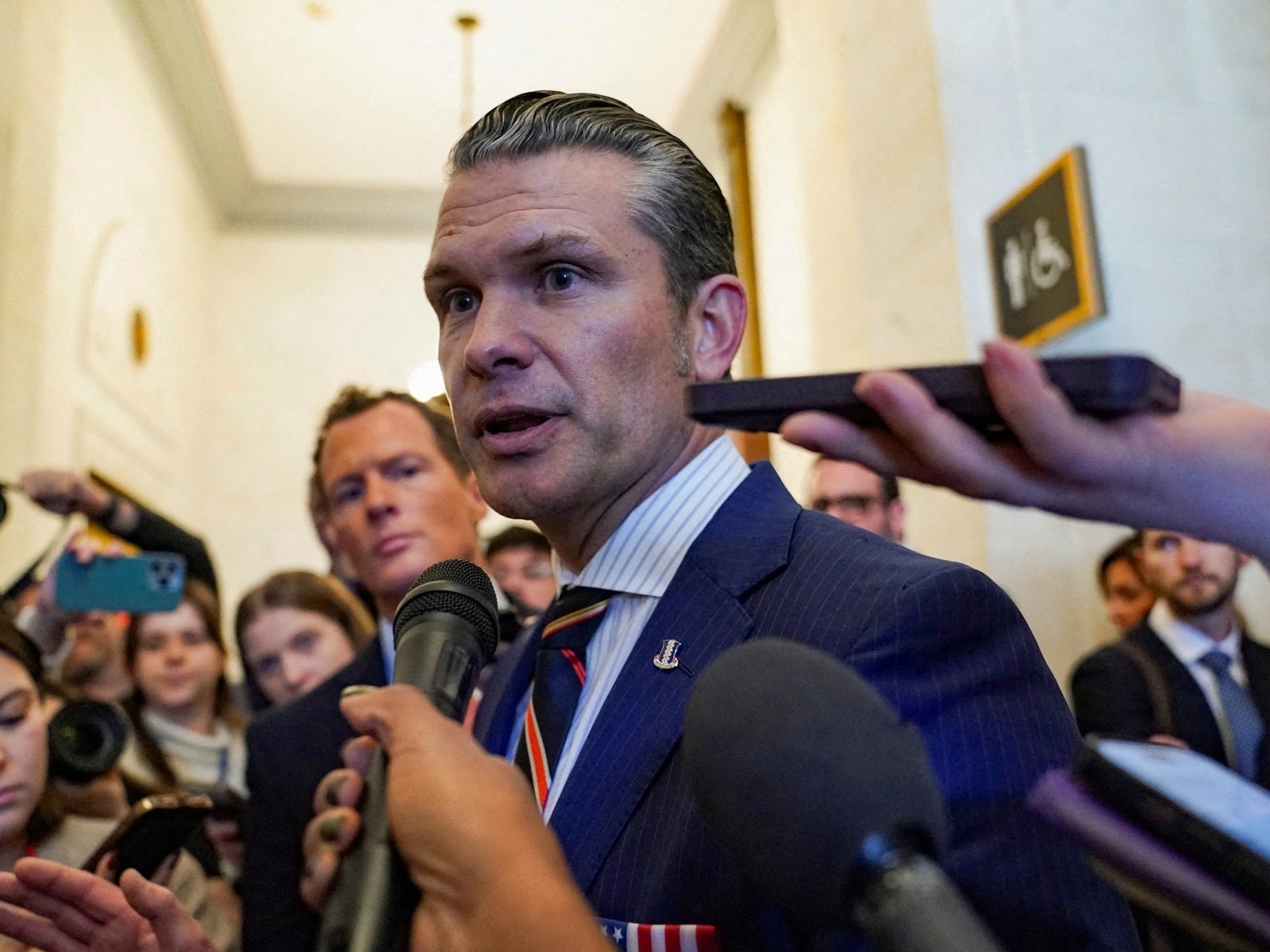 Trump steunt Pentagon-chef kandidaat Pete Hegseth te midden van oplopende controverses