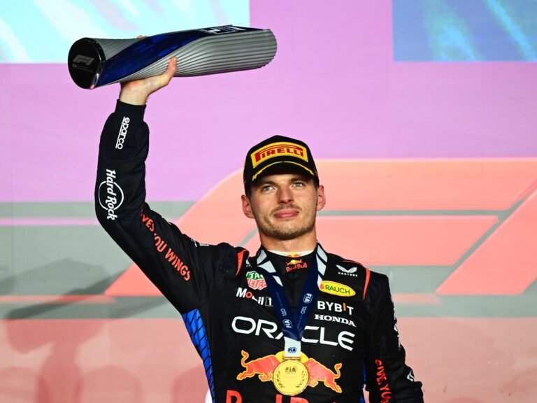 Verstappen Zegeviert in de Grote Prijs van Qatar terwijl McLaren Teamtitel Misloopt